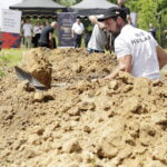 07.06.2024 Kielce Targi NECROEXPO. Międzynarodowe zawody w kopaniu grobów na czas / Fot. Jarosław Kubalski - Radio Kielce