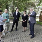 20.06.2024 Kielce. Państwowe Liceum Sztuk Plastycznych. Na zdjęciu od lewej: Maria Kowalczyk - dyrektor Liceum, Remigiusz Sennik - nauczyciel technik rzeźbiarskich, Mikołaj Matynia - dyrektor Biura Poselskiego Lucjana Pietrzczyka, Arevik Sargsyan -wicedyrektor Art College after P. Terlemezyan w Erywaniu (Armenia) i Lucjan Pietrzczyk - poseł na Sejm RP, przewodniczący Polsko-Armeńskiej Grupy Parlamentarnej / Fot. Jarosław Kubalski - Radio Kielce