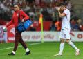 10.06.2024. Warszawa. Kontuzjowany piłkarz reprezentacji Polski Robert Lewandowski (z prawej) schodzi z boiska podczas towarzyskiego meczu piłkarskiego z Turcją / Fot. PAP - Piotr Nowak