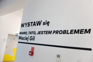 Poruszająca wystawa „Mamo, tato, jestem problemem” - Radio Kielce