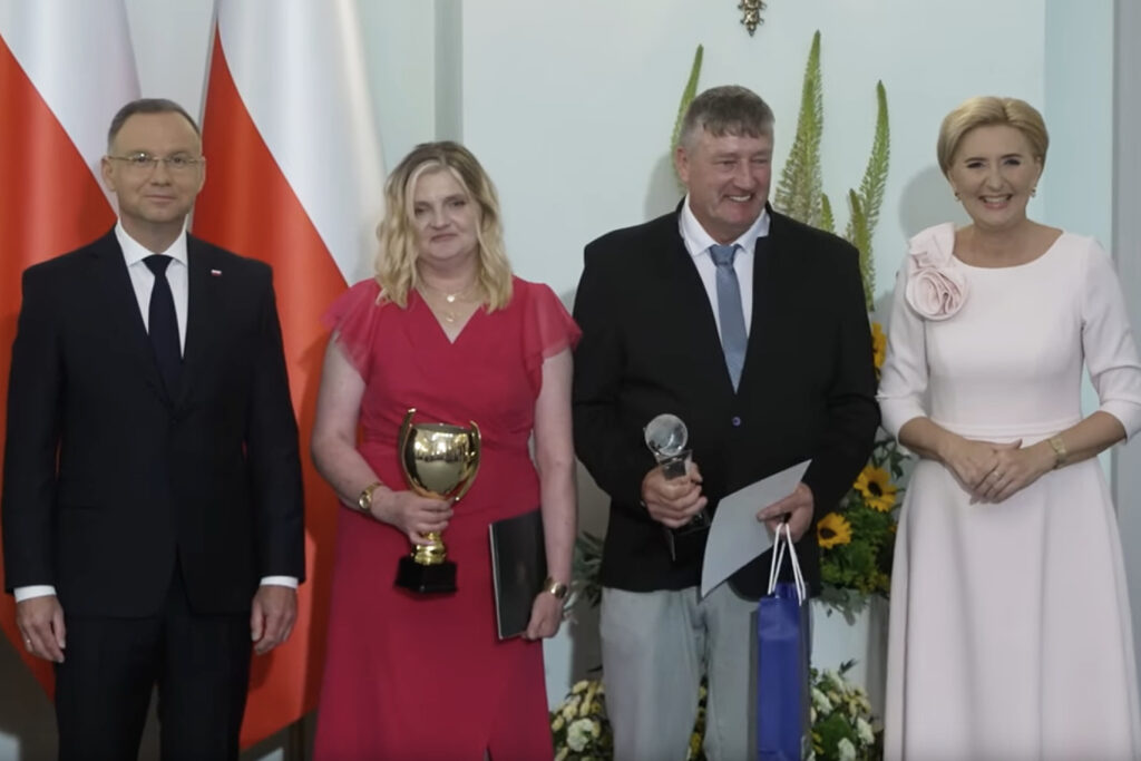 Małżeństwo rolników z Baranowa Laureatami Krajowymi AgroLigi 2023 2 Małżeństwo rolników z Baranowa Laureatami Krajowymi AgroLigi 2023 / Fot. Kancelaria Prezydenta Rzeczpospolitej Polskiej