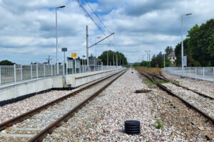Zmodernizowany przystanek kolejowy w miejscowości Stawiany Pińczowskie / źródło: PKP PLK