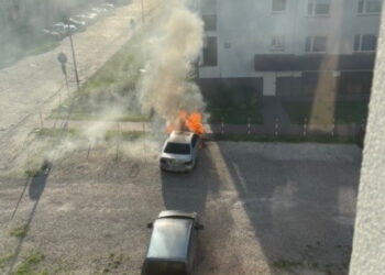 Spłonął samochód przy bloku mieszkalnym