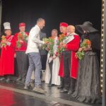 22.06.2024. Kielce. Teatra Lalki i Aktora Kubuś. Na zdjęciu: Krzysztof Karski, wnuk założyciela „Kubusia”, Stefana Karskiego, wręczył kwiaty aktorom, grającym w ostatnim spektaklu na starej scenie / Fot. Dorota Klusek - Radio Kielce