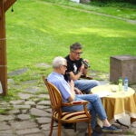 18.06.2024. Kielce. Dom Środowisk Twórczych w Kielcach. Spotkanie z sędzią Igorem Tuleyą. Na zdjęciu (od lewej): mecenas Edward Rzepka - prowadzący spotkanie, sędzia Igor Tuleya - polski prawnik / Fot. Sebastian Kalwat - Radio Kielce