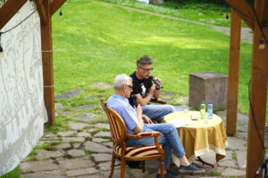 18.06.2024. Kielce. Dom Środowisk Twórczych w Kielcach. Spotkanie z sędzią Igorem Tuleyą. Na zdjęciu (od lewej): mecenas Edward Rzepka - prowadzący spotkanie, sędzia Igor Tuleya - polski prawnik / Fot. Sebastian Kalwat - Radio Kielce