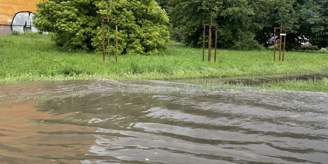 10.06.2024 Kielce po przejściu silnej burzy. Zalana ulica Hoża i Jagiellońska / Fot. Ewa Golińska - Radio Kielce