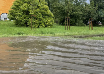 10.06.2024 Kielce po przejściu silnej burzy. Zalana ulica Hoża i Jagiellońska / Fot. Ewa Golińska - Radio Kielce