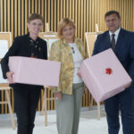 14.06.2024 Kielce Urząd Wojewódzki. Wręczenie nagród w konkursie „Życzenia dla Polski”. Na zdjęciu (od lewej): Agata Wojda prezydentka Kielc, Agata Osóbka - zwyciężczyni w kategorii dla dorosłych, wicewojewoda Michał Skotnicki / Fot. Aleksandra Kwaśniewska - Radio Kielce