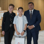 14.06.2024 Kielce Urząd Wojewódzki. Wręczenie nagród w konkursie „Życzenia dla Polski” Na zdjęciu (od lewej): Agata Wojda prezydentka Kielc, Kacper Komorowski - zdobywca pierwszego miejsca w kategorii dzieci 6-10 rysunek, wicewojewoda Michał Skotnicki / Fot. Aleksandra Kwaśniewska - Radio Kielce