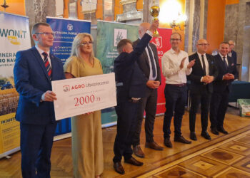 Magdalena i Stanisław Skalmierscy z powiatu jędrzejowskiego odebrali nagrody za I miejsce etapu wojewódzkiego konkursu „Bezpieczne Gospodarstwo Rolne”. / Fot. Marzena Smoręda - Radio Kielce