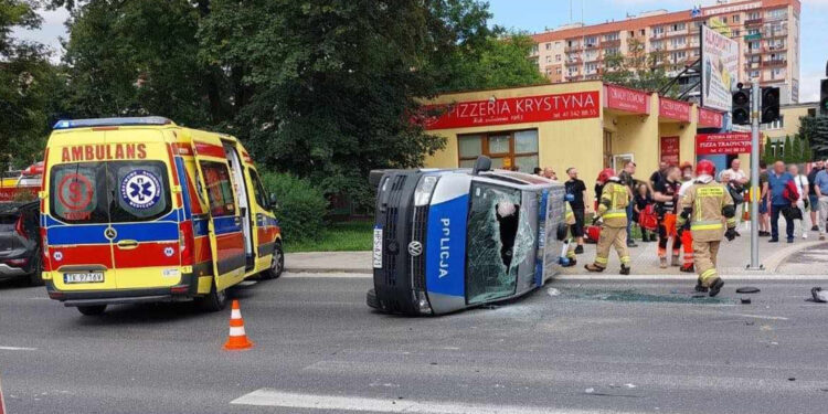 Niebezpieczne zdarzenie w centrum Kielc z udziałem policyjnego radiowozu