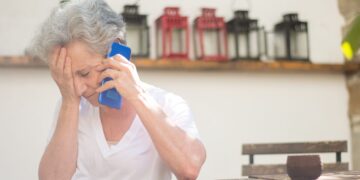 Seniorka straciła dużą sumę pieniędzy. Uwierzyła oszustom