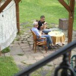 18.06.2024. Kielce. Dom Środowisk Twórczych w Kielcach. Spotkanie z sędzią Igorem Tuleyą. Na zdjęciu (od lewej): mecenas Edward Rzepka - prowadzący spotkanie, sędzia Igor Tuleya - polski prawnik / Fot. Sebastian Kalwat - Radio Kielce