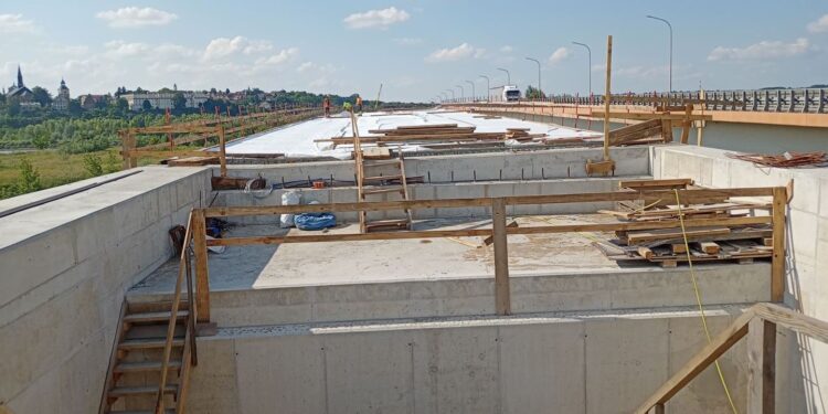Kolejny etap przebudowy mostu na Wiśle. Wykonawca przystąpił do betonowania obiektu