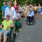 Niepełnosprawni ze Świętokrzyskiego Stowarzyszenia „Niepełnosprawni Plus” na obozie rehabilitacyjnym w Sarbinowie / źródło: Krzysztof Słoń