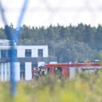 Gdynia, 12.07.2024. Straż pożarna podczas akcji ratunkowej na wojskowym lotnisku Gdynia Kosakowo, 12 bm. M-346 Bielik z 4. Skrzydła Lotnictwa Szkolnego w czasie treningu do pokazu uderzył w płytę lotniska i stanął w płomieniach. (sko) PAP/Andrzej Jackowski