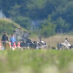 Gdynia, 12.07.2024. Szczątki samolotu szkolno-treningowego M-346 Bielik z 4. Skrzydła Lotnictwa Szkolnego na płycie wojskowego lotniska Gdynia Kosakowo, 12 bm. W czasie treningu do pokazu samolot uderzył w płytę lotniska i stanął w płomieniach. (sko) PAP/Andrzej Jackowski