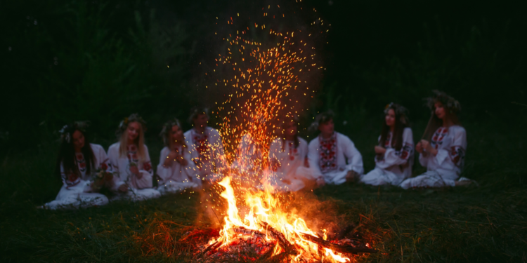 RYM SIĘ NIESIE PO POLU PO LESIE. „Naokoło księżyca” [POSŁUCHAJ] - Radio Kielce