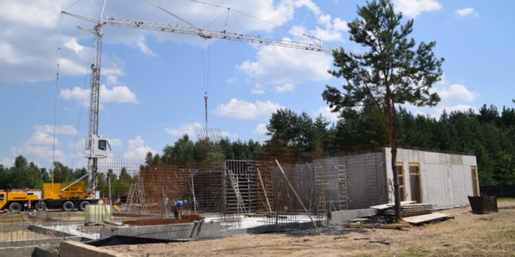 Prace zbrojeniowo-konstrukcyjne przy budowie nowego przedszkola w Połańcu / Fot. Grażyna Szlęzak - Radio Kielce