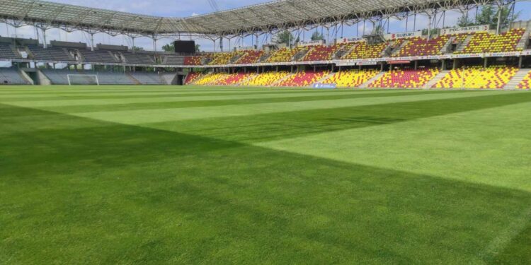 Na stadionach MOSiR trwają prace związane z przygotowaniem muraw do nowego sezonu rozgrywek piłkarskich / Fot. MOSiR Kielce - Facebook