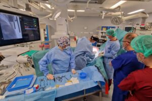 Kardiolodzy ze szpitala na Czarnowie po raz pierwszy wszczepili pacjentowi podskórny defibrylator
