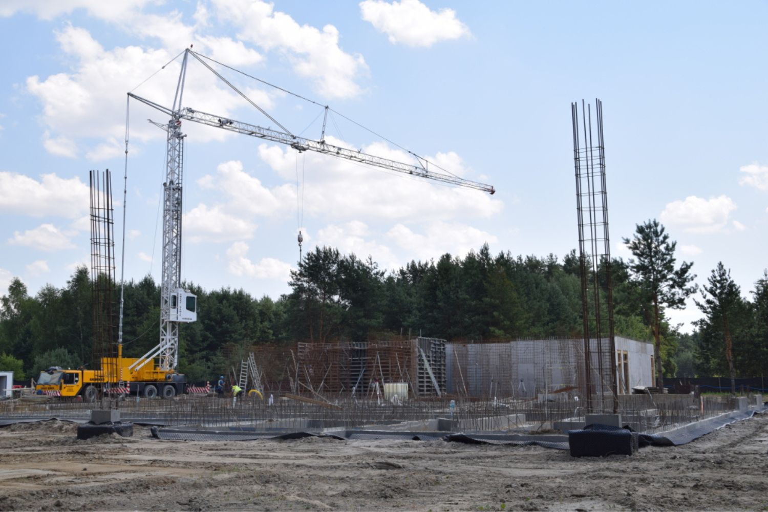 Prace zbrojeniowo-konstrukcyjne przy budowie nowego przedszkola w Połańcu / Fot. Grażyna Szlęzak - Radio Kielce