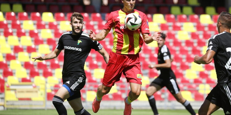 06.07.2024. Kielce. Sparing Korona Kielce - Górnik Łęczna. Na zdjęciu (z piłką): Jewgienij Szykawka / Fot. Wiktor Taszłow - Radio Kielce