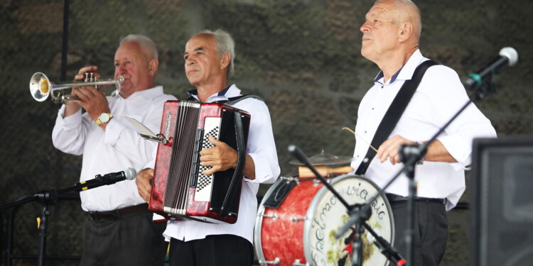 RYM SIĘ NIESIE PO POLU PO LESIE. „Siwy gołąbek” [POSŁUCHAJ] - Radio Kielce