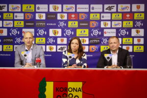 16.07.2024. Kielce. Przekazanie samochodów dla klubu Korona Kielce od nowego partnera motoryzacyjnego / Fot. Wiktor Taszłow - Radio Kielce