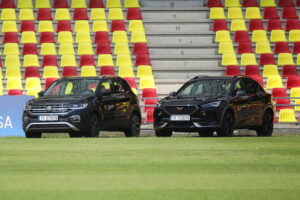 16.07.2024. Kielce. Przekazanie samochodów dla klubu Korona Kielce od nowego partnera motoryzacyjnego / Fot. Wiktor Taszłow - Radio Kielce