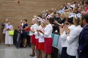 19.07.2024. Kielce. Collegium Medicum UJK. Czepkowanie nowych pielęgniarek i położnych / Fot. Wiktor Taszłow - Radio Kielce