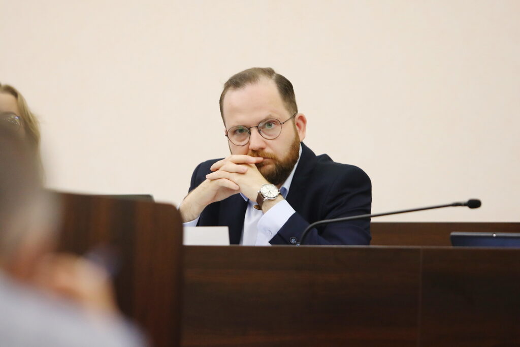 Opozycja przeciw kredytowi konsolidacyjnemu. Co zrobią pozostali radni? - Radio Kielce 25.07.2024. Kielce. Sesja Rady Miasta Kielce. Na zdjęciu: Karol Wilczyński - przewodniczący rady miasta / Fot. Wiktor Taszłow - Radio Kielce