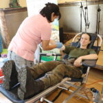 26.07.2024. Kielce. Żołnierze z Centrum Przygotowań do Misji Zagranicznych oddają krew / Fot. Wiktor Taszłow - Radio Kielce