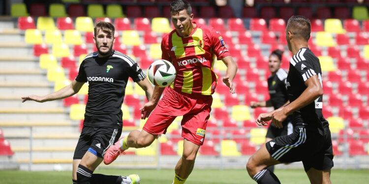 06.07.2024. Kielce. Sparing Korona Kielce - Górnik Łęczna. Na zdięciu (w środku): Jewgienij Szykawka / Fot. Wiktor Taszłow - Radio Kielce