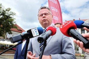 Lider Nowej Lewicy broni szybkiej kolei w Świętokrzyskiem i zapowiada ukaranie władz Prawa i Sprawiedliwości - Radio Kielce