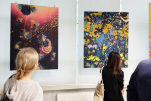 Barwy rozmawiają ze sobą w Galerii Sztuki „Okrąglak” - Radio Kielce