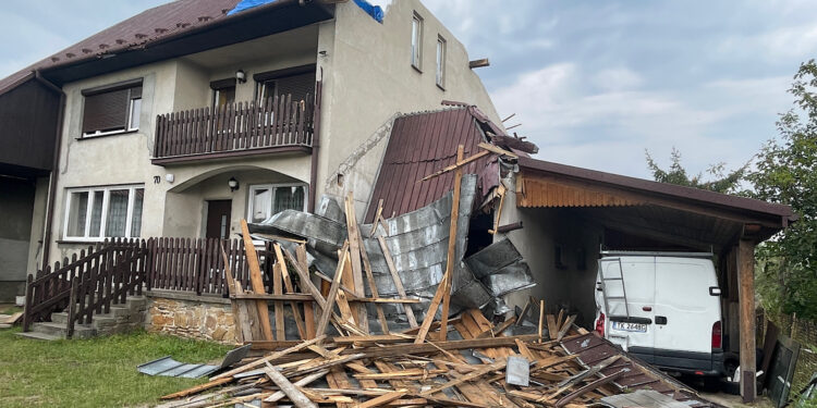 Burza zniszczyła domy w Białogonie
