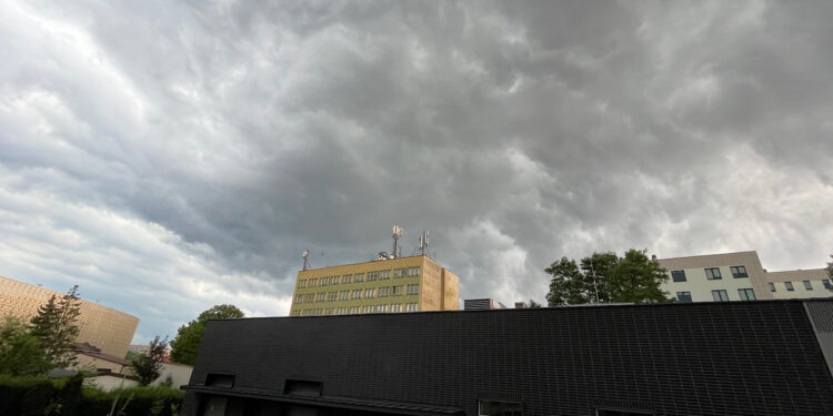 IMGW ostrzega przed burzami i gęstą mgłą