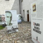 Siedem twarzy Sergiusza Piaseckiego - Radio Kielce 17.07.2024. Święty Krzyż. Otwarcie plenerowej wystawy "Siedem twarzy Sergiusza Piaseckiego". / Fot. Ryszard Koziej - Radio Kielce