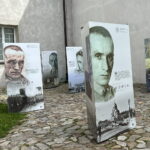 Siedem twarzy Sergiusza Piaseckiego - Radio Kielce 17.07.2024. Święty Krzyż. Otwarcie plenerowej wystawy "Siedem twarzy Sergiusza Piaseckiego". / Fot. Ryszard Koziej - Radio Kielce