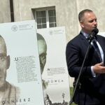 Siedem twarzy Sergiusza Piaseckiego - Radio Kielce 17.07.2024. Święty Krzyż. Otwarcie plenerowej wystawy "Siedem twarzy Sergiusza Piaseckiego". Na zdjęciu Karol Nawrocki - prezes Instytutu Pamięci Narodowej. / Fot. Ryszard Koziej - Radio Kielce