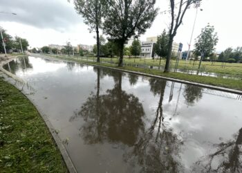 Wojewoda przekazał pieniądze na odbudowę zniszczonych przez powódź dróg