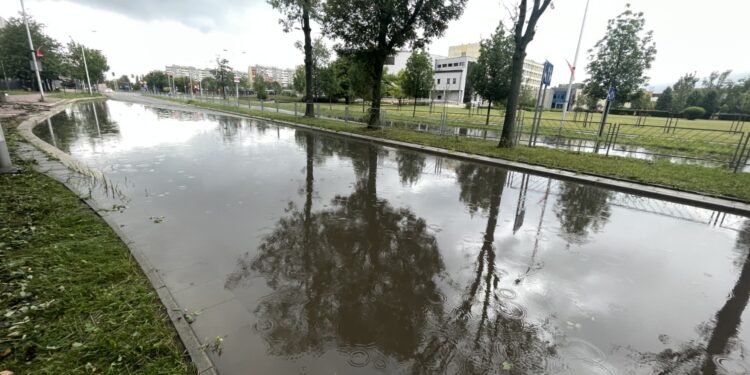 Wojewoda przekazał pieniądze na odbudowę zniszczonych przez powódź dróg