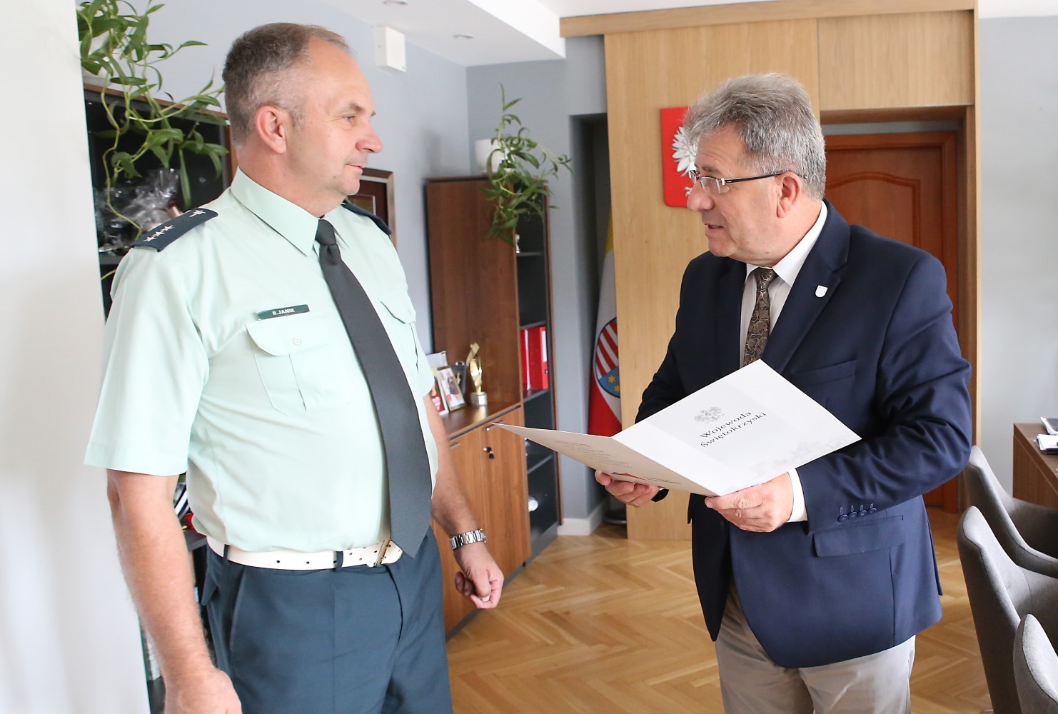 11.07.2024. Kielce. Powołanie Świętokrzyskiego Wojewódzkiego Inspektora Transportu Drogowego w Kielcach. Na zdjęciu (od lewej): Robert Janik i Józef Bryk - wojewoda świętokrzyski / źródło: kielce.uw.gov.pl