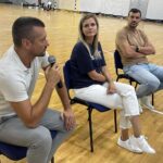 Zarząd i dyrektor Industrii pod ostrzałem pytań kibiców - Radio Kielce 30.07.2024. Kielce. Spotkanie zarządu i dyrektora sportowego Industrii Kielce z kibicami. Na zdjęciu (od lewej): Paweł Papaj - wiceprezes, Magdalena Szczukiewicz - prezes, Michał Jurecki - dyrektor sportowy / Fot. Kamil Król - Radio Kielce