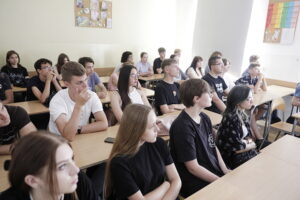 08.07.2024 Kielce. VI LO. Spotkanie z pracownikiem Europejskiej Organizacji Badań Jądrowych CERN dr Jeremim Niedzielą / Fot. Jarosław Kubalski - Radio Kielce