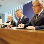 02.07.2024 Kielce. ŚUW. Wojewoda Józef Bryk podpisał umowy na dofinansowanie zadań mających na celu usuwanie skutków klęsk żywiołowych/ Fot. Jarosław Kubalski - Radio Kielce