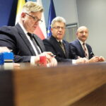 02.07.2024 Kielce. ŚUW. Wojewoda Józef Bryk podpisał umowy na dofinansowanie zadań mających na celu usuwanie skutków klęsk żywiołowych/ Fot. Jarosław Kubalski - Radio Kielce