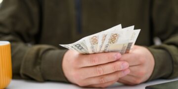 35 proc. Polaków na koniec miesiąca sięga po oszczędności lub pilnuje wydatków